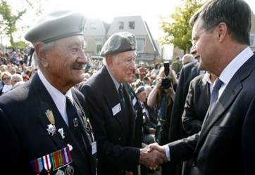 Beschrijving: 19 september 2009: Premier Balkenende met Poolse veteranen tijdens de herdenkingin in Driel